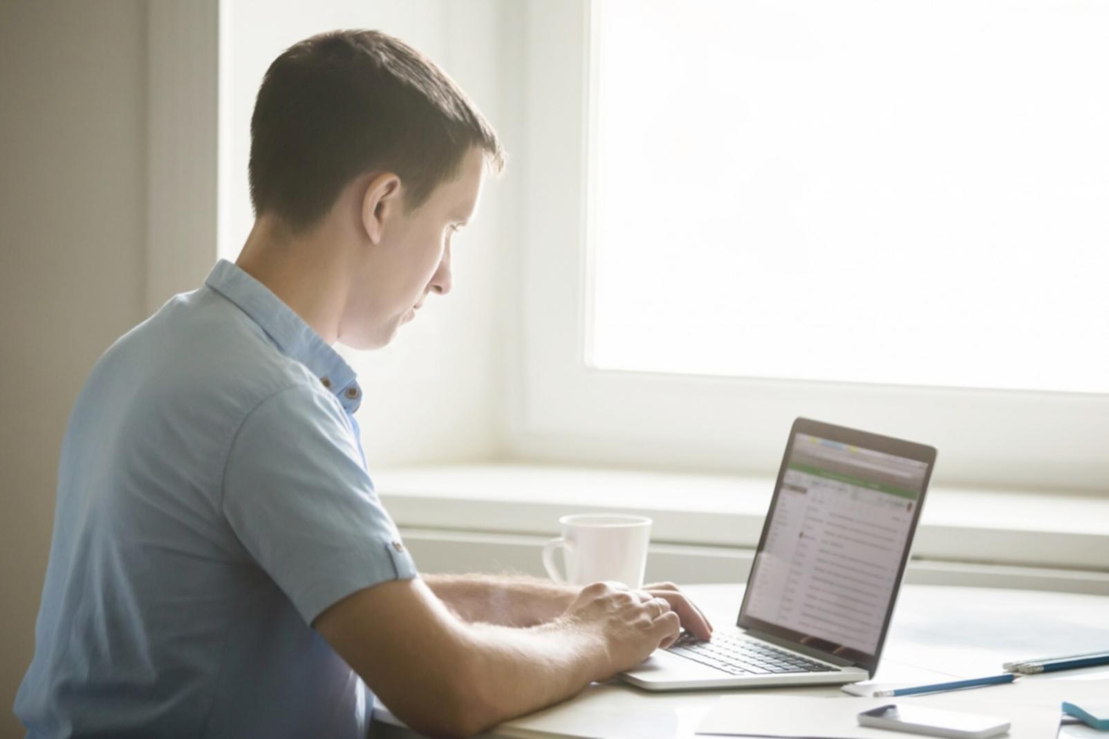 Hochwertige Make-up-Pinsel in professioneller Anordnung