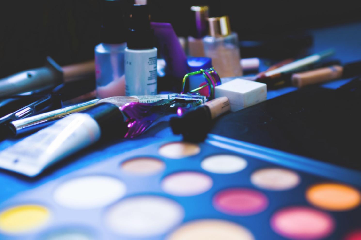 Professionelle Make-up-Artistin verwendet zynarethiqo Werkzeuge