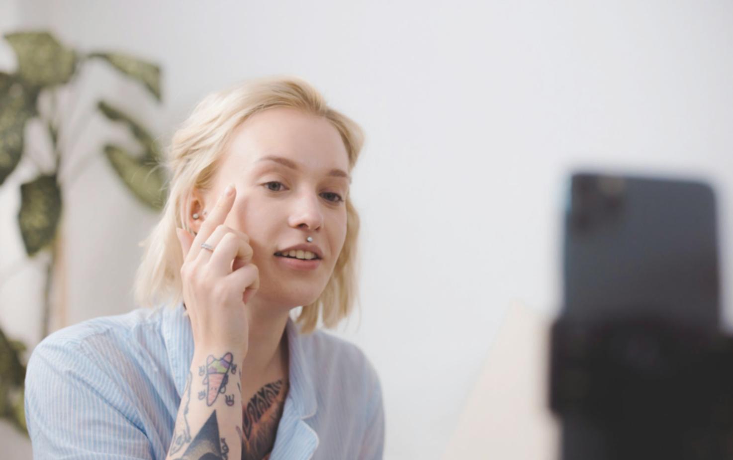 Workshop-Situation mit Teilnehmern bei praktischer Pinselarbeit